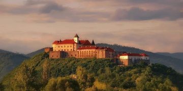 Мукачівський замок: історія, легенди та поради для мандрівників