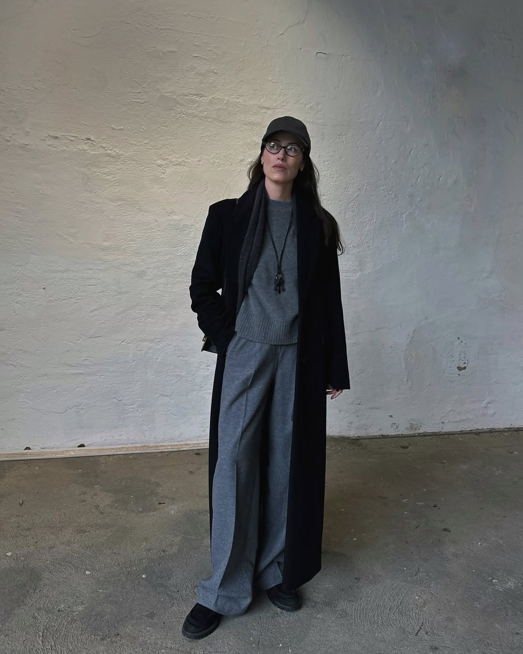 Цей колір светра робить образ дорожчим: наймодніші поєднання зими 2025