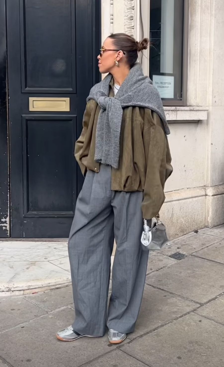 Цей колір светра робить образ дорожчим: наймодніші поєднання зими 2025