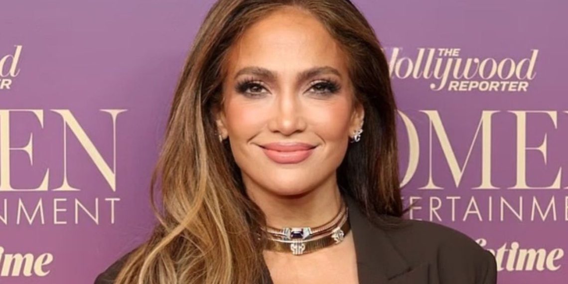 Дженніфер Лопес в оверсайз-жакеті та спідниці-олівець: ідея для стильного “лука”