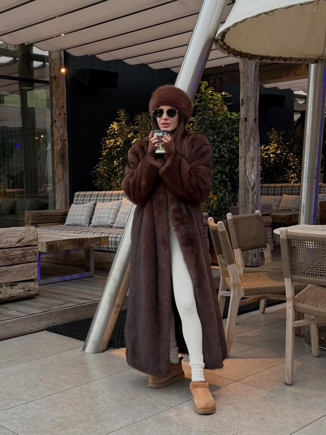 Христина Горняк продемонструвала стильний зимовий "лук" з довгою шубою та уггами