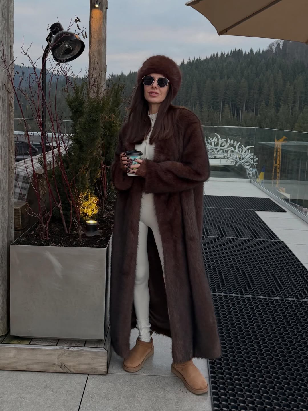 Христина Горняк продемонструвала стильний зимовий "лук" з довгою шубою та уггами