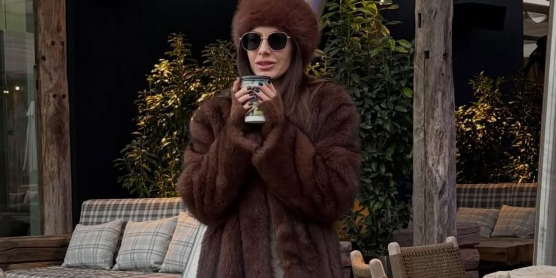 Христина Горняк продемонструвала стильний зимовий “лук” з довгою шубою та уггами