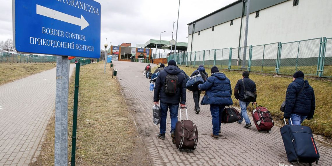 Стоят сотни авто: украинцев предупредили об очередях на границе с Польшей