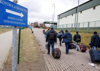 Стоят сотни авто: украинцев предупредили об очередях на границе с Польшей