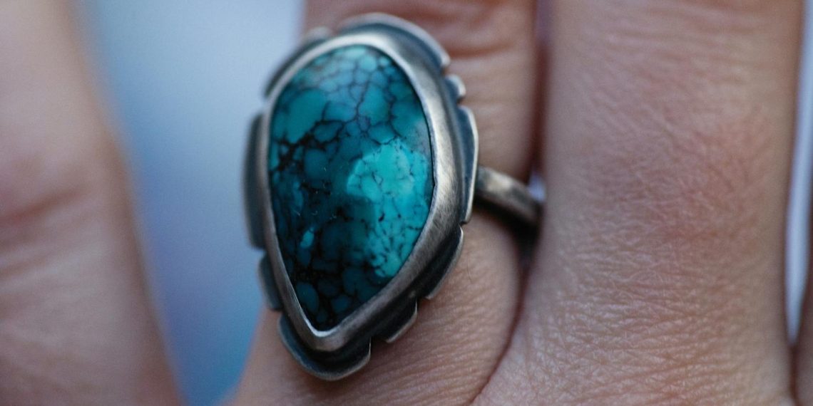 к чему снится кольцо с камнем на пальце